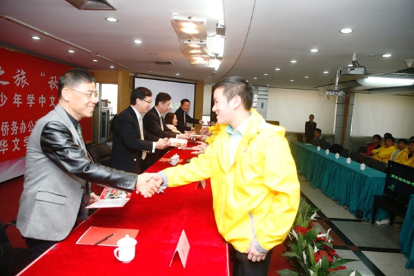 4 图为领导和嘉宾为营员们颁发结业证书.jpg