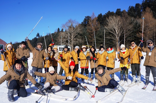 6 图为营员们在伊春梅花山体验滑雪.jpg
