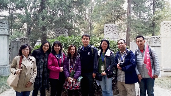 6 图为寻踪耶稣会——利玛窦墓地合影留念.jpg