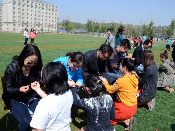 图为老师为学生祈福.jpg