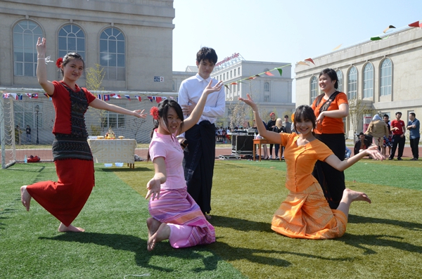 图为学生表演缅甸舞蹈.jpg