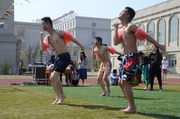 图为学生表演印尼舞蹈 (1).jpg
