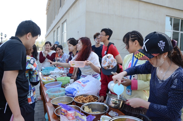 图为学生卖自制美食.jpg