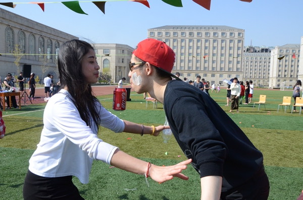 图为学生做游戏.jpg