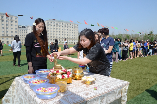 图为学生浴佛.jpg