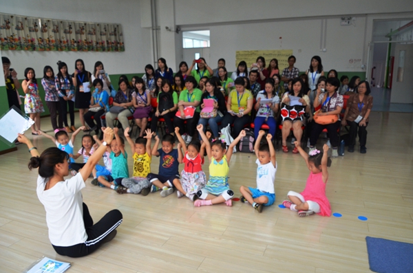 2 图为幼儿组印尼教师在海淀区培杰幼儿园现场观摩教师上课情景.jpg