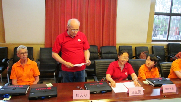 3 图为荷兰首村中文学校领队杨夫力先生讲话.jpg