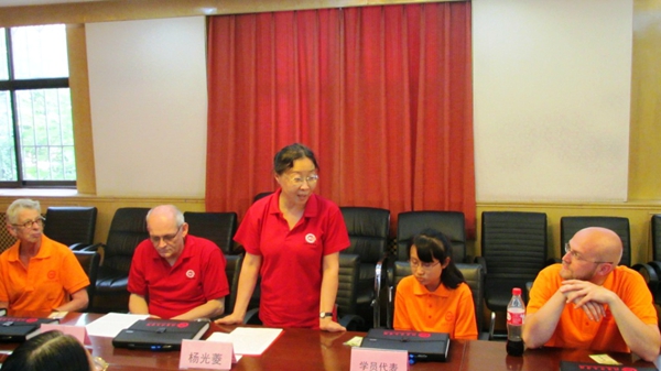 4 图为荷兰首村中文学校领队杨光菱女士讲话.jpg