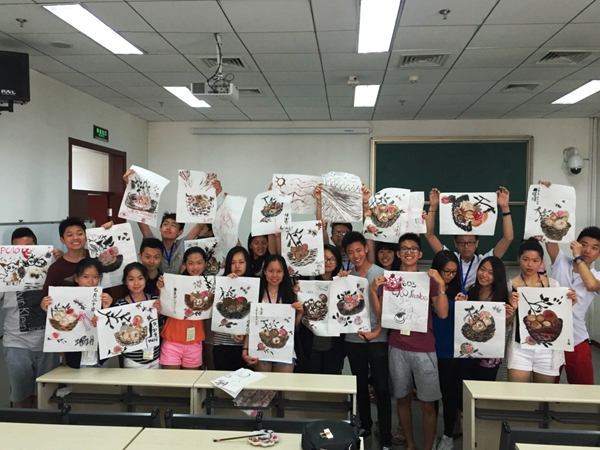 1 图为学员们学习中国画.jpg