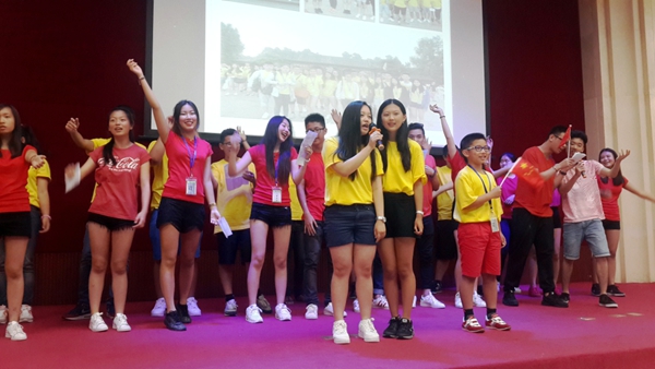 2 图为学员们在联欢晚会上演唱中文歌曲.jpg