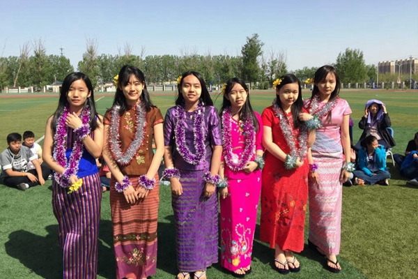图2 女生漂亮的民族服装.jpg