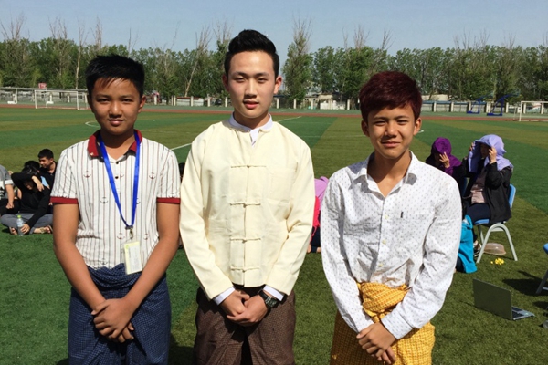 图4 男生穿上传统的民族服装.jpg
