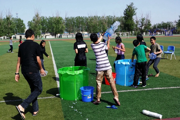 图5 营员们迫不及待地开始了互相泼水的嬉戏.jpg