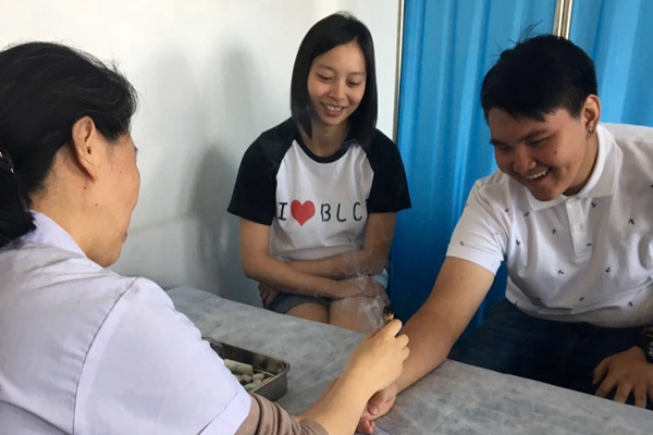 学生体验艾灸疗法.jpg