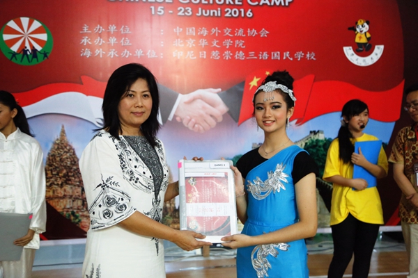 图3 印尼崇德学校经理邓玉华女士为营员颁发结业证书.jpg