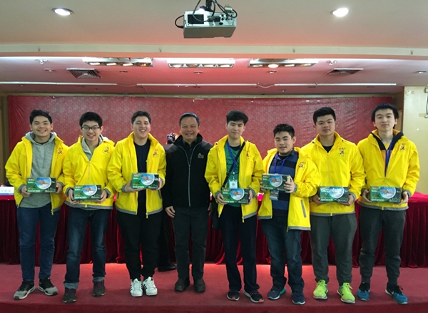 图7 菲律宾光启学校校长陈孟利先生为获奖营员颁发奖品.jpg