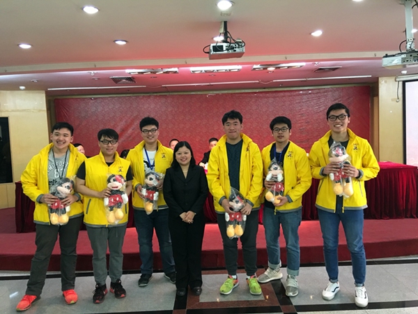 图5 菲律宾驻华使馆领事Irish Kay Kalaw-Ado女士为获奖营员颁发奖品.jpg