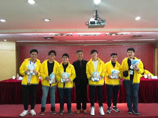 图4 我院院长助理曹正国为获奖营员颁发奖品.jpg