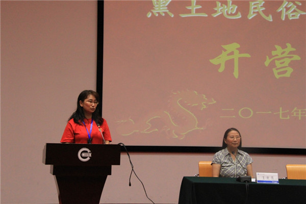 图4 美国大纽约华夏中文学校领队宋芳讲话_副本.jpg