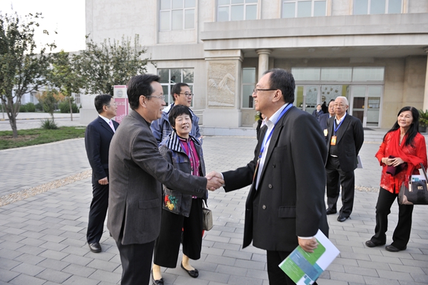 周虹院长接见考察团.jpg