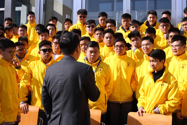 8 周院长与学生亲切交流.jpg