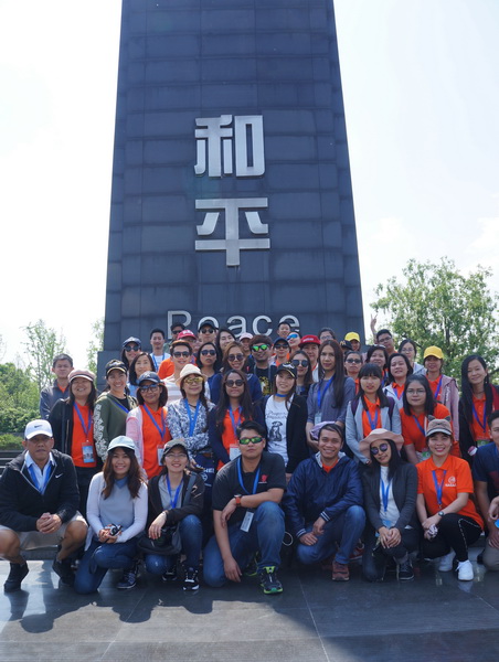 图2 和平碑合影_调整大小.jpg