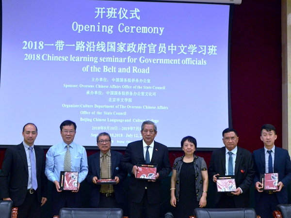 7中方向泰方赠送礼物.jpg