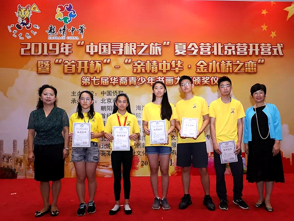 2 刘书记为获奖营员颁奖.jpg
