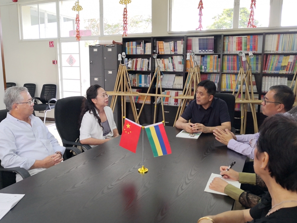 访问毛里求斯大学孔子学院.jpg