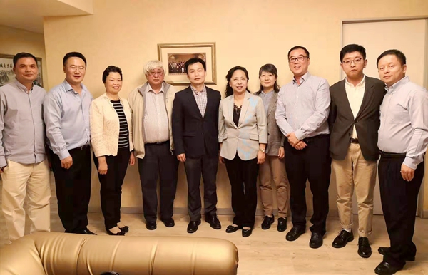 与曹利副总领事座谈.jpg
