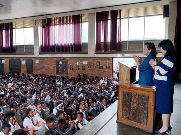 向马尔文中学学生介绍学院.jpg