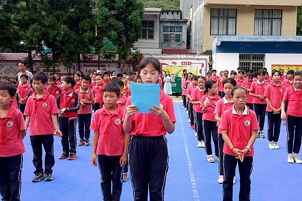 图为战马小学学生代表发言.jpg