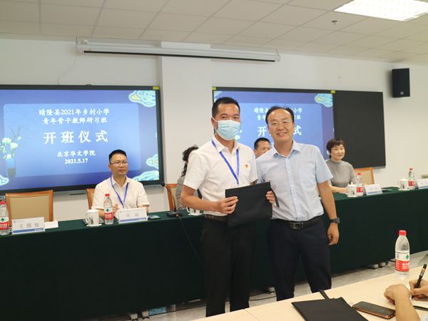 3 周胜主席向学员代表赠送礼品_副本.jpg
