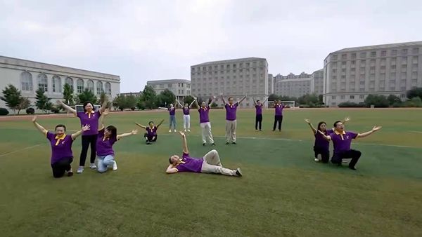 7 教师谢幕表演_副本.jpg
