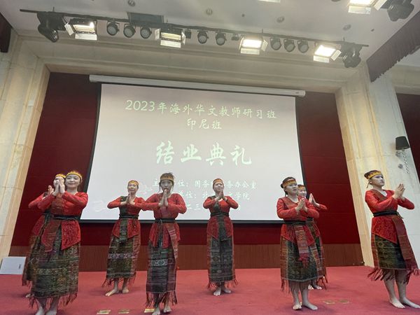 6.学员表演马达族舞蹈_副本.jpg
