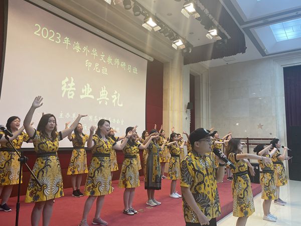 7.学员演唱《让爱传出去》_副本_副本.jpg