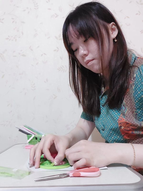 林彩蔚同学制作衍纸作品_副本.jpg