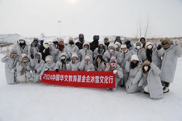 1 营员们在呼兰河口冰雪乐园_副本.jpg