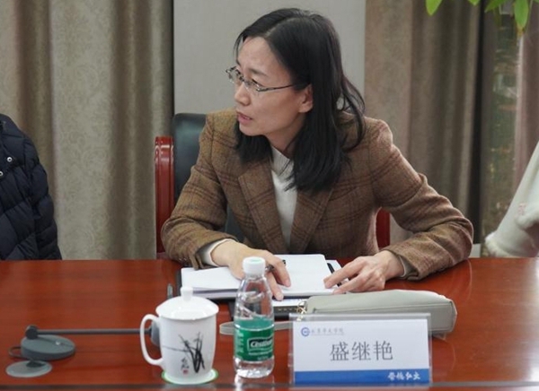 3 盛继艳副主任介绍《华文》教材_副本.jpg