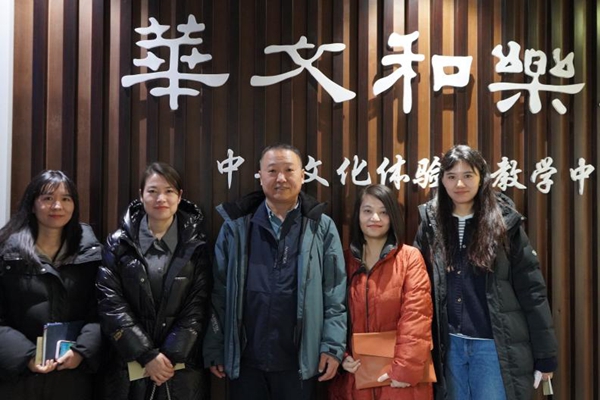 6 王志民院长与中新社来访嘉宾合影_副本.jpg