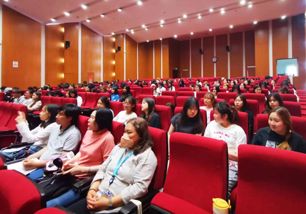 图2-讲座现场_副本.png