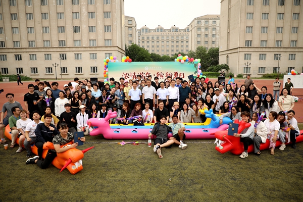 院领导与学生合影_副本.jpg