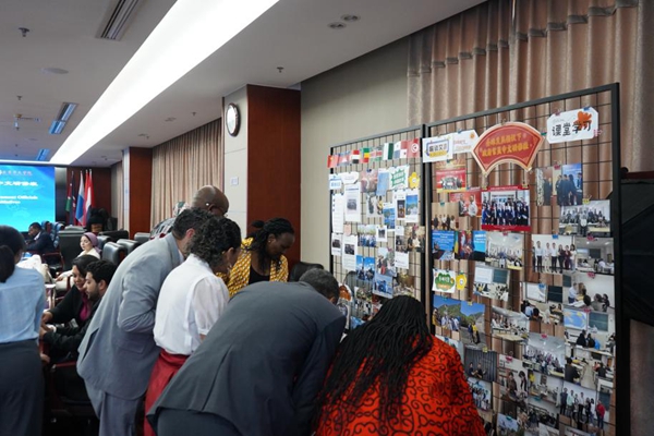 5 学员参观学习成果展_副本.jpg