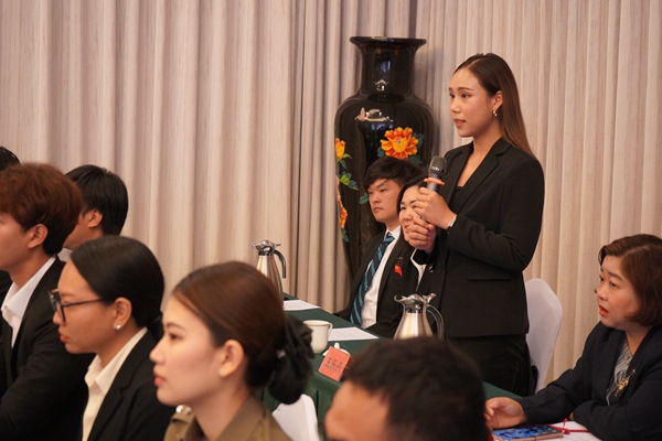 6.学员王乐丹与参会领导互动交流_副本.jpg