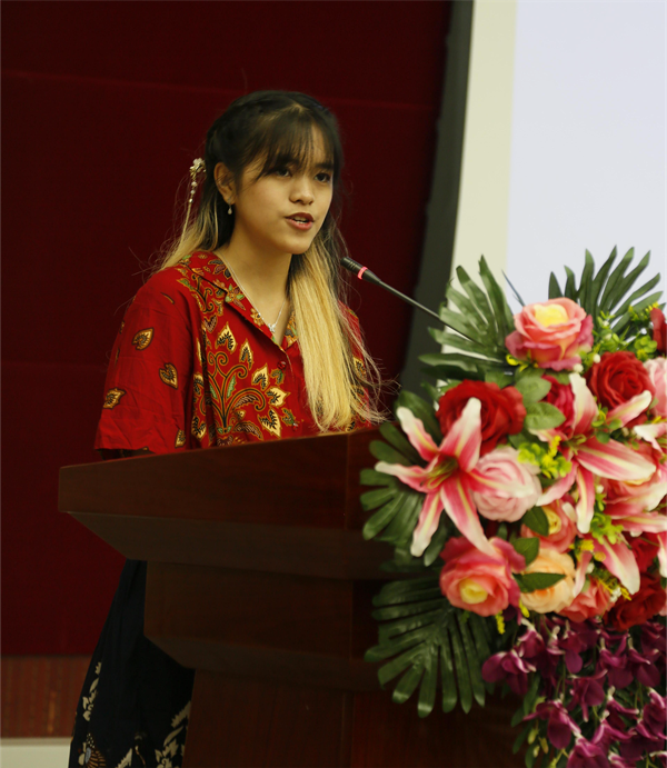 2 学生代表张诗诗发言_副本.png