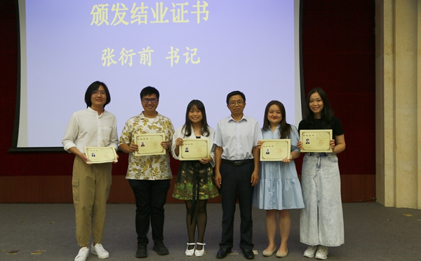 5 书记张衍前颁发结业证书_副本.jpg