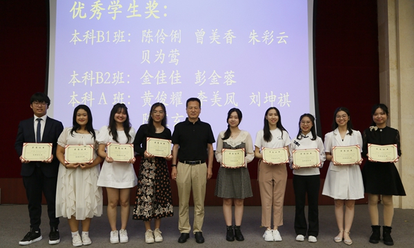 6 副院长王雄义颁发“优秀学生奖”_副本.jpg