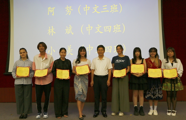 7 副书记张鲁卿颁发非学历奖学金_副本.jpg