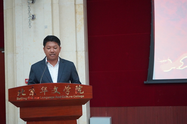2 柬埔寨乌廊市公立启华学校校长黄明忠发言_副本.jpg